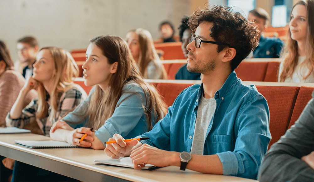 Studenti si preparano con Alpha Test per i test di ammissione all'università.